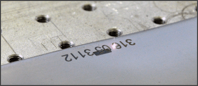 на пластине теплообменника лазером маркируется информация о металле и партии